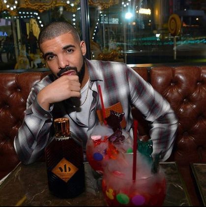 5º - Drake - Rapper, cantor, compositor, produtor musical e empresário. Seus primeiros passos foram como ator na série de televisão de TV adolescente “Degrassi: The Next Generation, no começo dos anos 2000” 