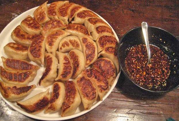 5º - Guotie -> É uma versão frita dos bolinhos chineses e é oriundo da região norte do país. O prato é feito com carne de porco picada, repolho chinês, cebolinha, gengibre, vinho de arroz e óleo de semente de gergelim. A sua preparação requer uma forma especial para garantir a crocância e maciez 