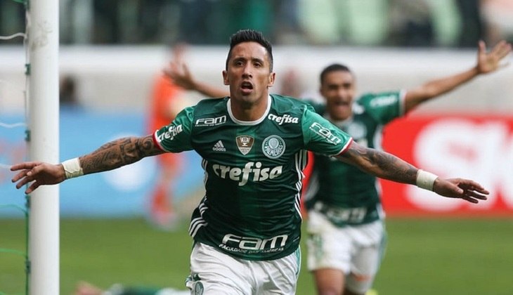 5) Lucas Barrios - Argentino - jogou no Palmeiras entre 2015 e 2017 - marcou 13 gols
