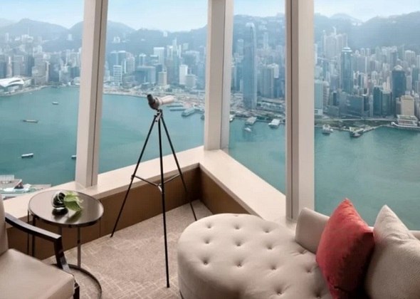 5º lugar: O hotel que abre o Top 5 fica localizado em Hong Kong, na China. O Ritz Carlton está localizado perto de Sky100 e inclui um lounge bar e 312 quartos com uma vista especial.