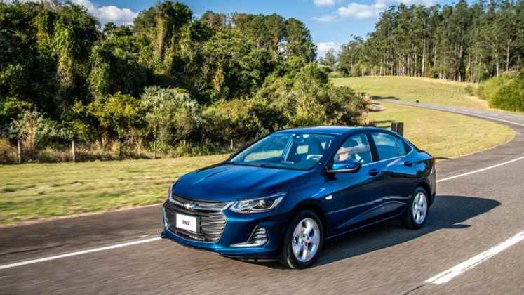 5º Lugar - Uma surpresa: o Chevrolet Onix, que foi o carro mais vendido no Brasil por seis anos seguidos (2015 a 2020). A queda se dá muito por conta de uma greve de funcionários em uma parte de 2021. O automóvel foi teve  73.623 unidades, uma queda de 46%. Ele custa de R$ 60 mil a R$ 90 mil.