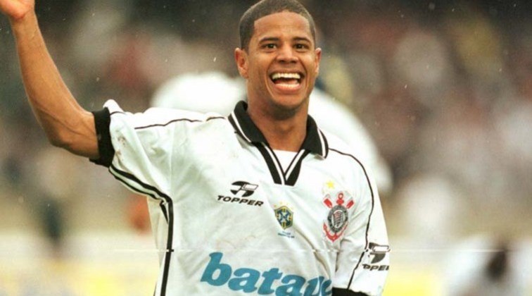 5º - Marcelinho - 206 gols: O Pé-de-Anjo é um dos ex-jogadores mais lembrados pela torcida corintiana até hoje. O meia disputou 433 partidas pelo Corinthians e marcou 206 gols.