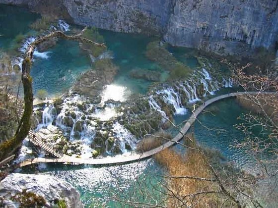 5º - Plitvice Lakes National Park (Croácia) - 7.29 - É um dos maiores e mais antigos parques nacionais da Croácia. Em 1979,  foi inscrito na lista do Patrimônio Mundial da UNESCO, devido à sua notável e pitoresca série de lagos calcários e cavernas, conectados por cachoeiras.