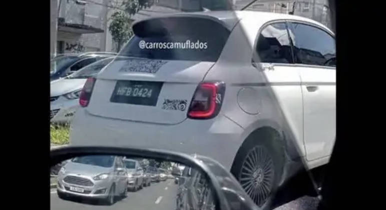 Foi flagrado rodando pelas ruas de Belo Horizonte, Minas Gerais, o novo Fiat 500e