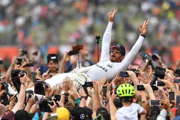 57 - No GP da Inglaterra de 2017, Lewis Hamilton venceu mais uma em Silverstone e caiu nos braços dos fãs