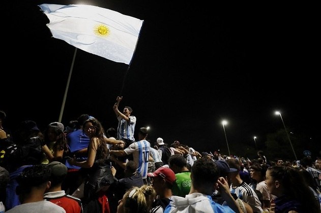 Entre tambores, bandeiras argentinas e camisas com o número '10' de Lionel Messi, famílias inteiras passaram a noite tentando encontrar um lugar para ver a passagem de seus ídolos.