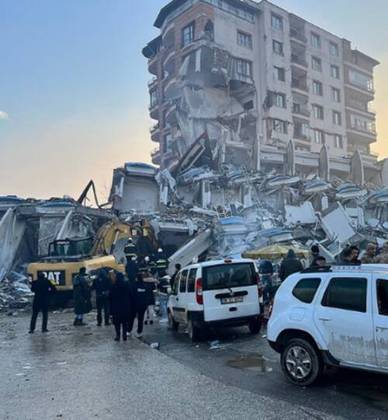 6 de fevereiro: Dois abalos de terra seguidos atingiram uma magnitude de 7,8 e provocaram a morte de pelo menos 53 mil pessoas na Turquia.
