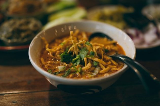 6º) Khao soi (Tailândia) - É um prato do norte da Tailândia, feito com macarrão de ovo, carne, curry e molho de leite de coco. Costuma fazer tanto sucesso, que está se tornando cada vez mais popular em todo o mundo.