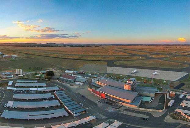 6º - O Aeródromo de Upington, na cidade de mesmo nome, na África do Sul, tem uma pista com 4.900 metros de comprimento. Assim planejada devido à grande altitude do aeroporto, às temperaturas extremamente altas no verão e para ter condições de receber o modelo de avião Boeing 747. 