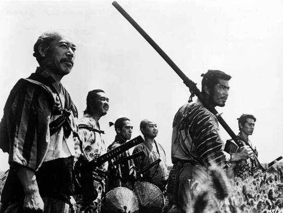 #6. “Os Sete Samurais” (1954): Esse é um clássico do prestigiado diretor japonês Akira Kurosawa. Conta a história de sete samurais que têm a incumbência de proteger uma vila de criminosos que constantemente aterrorizam o lugar e as pessoas que ali vivem.
