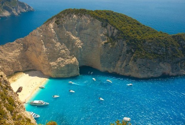 6) Praia de Navagio ou Shipwreck, Grécia: Uma das praias mais famosas da Grécia, o lugar recebeu o apelido quando o navio contrabandista 