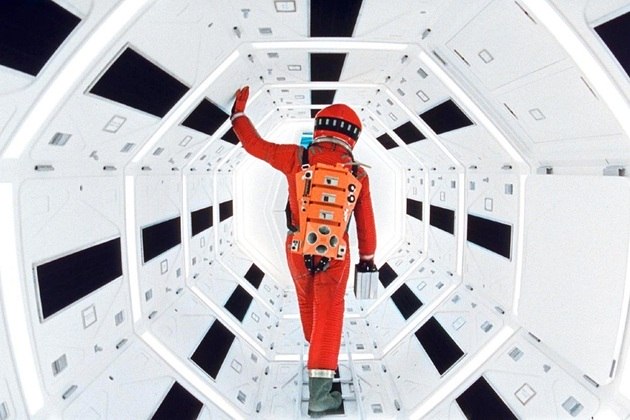 #7. “2001: Uma odisseia no espaço (1968)”: Considerado por muitos críticos a obra máxima do aclamado diretor Stanley Kubrick, “2001” costuma dividir opiniões do público geral por ter uma narrativa complexa e fora do convencional. 