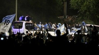 Argentina regresa a casa con ceremonia de bienvenida de la afición – fotos