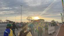 Apoiadores de Bolsonaro chegam à Esplanada dos Ministérios 