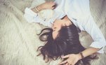 Dormir poucoO sono é uma
parte importante dos cuidados com a saúde, é o período em que o corpo
entra em um modo regenerativo e construtivo. “O estresse é um dos principais agravantes da queda capilar. Como se não bastasse,
a falta de sono, o estresse e a fadiga crônica também comprometem as glândulas
sebáceas. Elas passam a produzir mais óleo, resultando, consequentemente, no
surgimento de dermatite seborreica (caspa)”, afirma a dermatologista Claudia Marçal