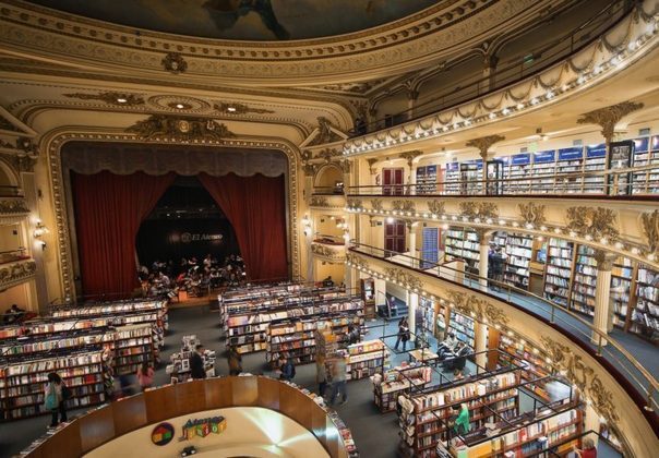 7º) Livraria El Ateneo Grand Splendid, Argentina: O lugar é tido como uma parada obrigatória para quem visita Buenos Aires. Localizada em um antigo teatro de estilo barroco, a livraria é considerada uma das mais belas do mundo.