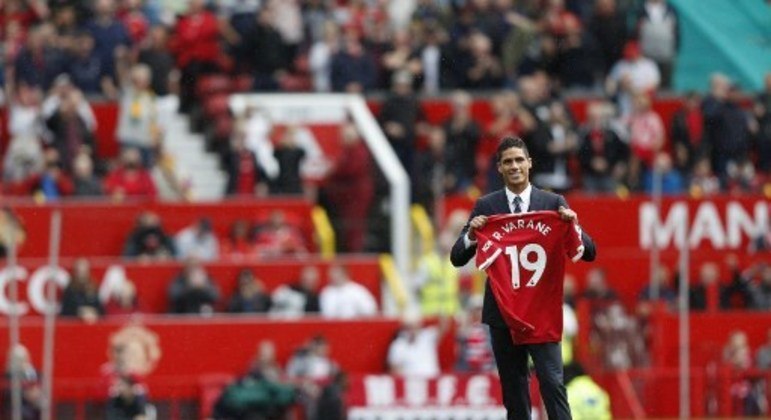 7° lugar - Varane (28 anos) - Zagueiro - Contratado pelo Manchester United - Ex-time: Real Madrid - Valor da transferência: 40 milhões de euros (R$ 244 milhões).