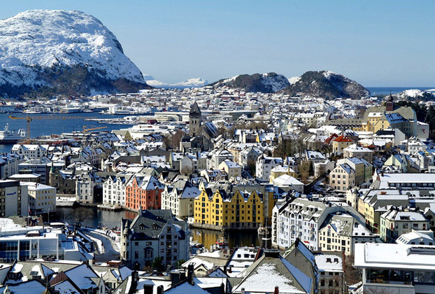 7 - Noruega: 79 mil dólares por habitante.