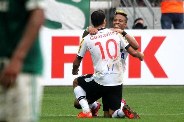 7º - Palmeiras 0x2 Vasco - Brasileirão 2015 - Ao aproveitar a falha da defesa alviverde, o meio-campista ficou na cara do gol e com um toque de categoria tirou Fernando Prass do lance. 