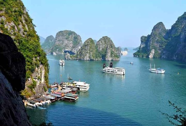 7º) Passeio de barco no Vietnã - Durante o passeio por Lan Ha e Ha Long Bay, os turistas têm a oportunidade de explorar uma vila de pescadores, fazer passeios de caiaque para descobrir cavernas e lagoas, e fazer paradas para mergulho em duas praias.