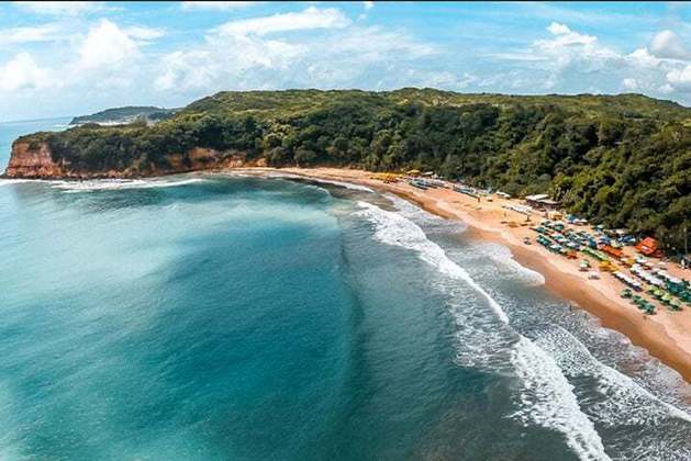 7) Praia da Pipa, Brasil: Localizada no Rio Grande do Norte, essa praia é conhecida por suas paisagens impressionantes, e as falésias acrescentam um toque especial à paisagem.