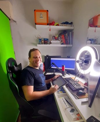 O professor Pedro Rennó, dono do canal Parabólica, ensina história e filosofia. Com imagens e curiosidades, ele torna palatáveis os principais assuntos cobrados nos vestibulares. Entre os vídeos mais vistos estão aqueles que ensinam o significado das palavras e o contexto dos acontecimentos históricosVEJA TAMBÉM: Da branca à preta: professor cria estratégia de estudo que divide vestibulandos em faixas marciais