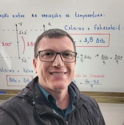 Outro exemplo é o professor Boaro, que ensina física e matemática tanto em sua própria plataforma como na do Professor Ferreto. Sempre de forma descomplicada, ele produz listas de conteúdos relacionados, ou seja, várias aulas sobre um tema para facilitar a compreensão do aluno