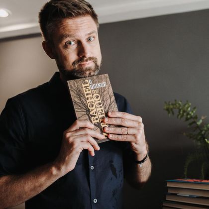 As redes sociais do professor Alencar são uma imersão no mundo da literatura. Além de ajudar a intepretar clássicos, ele produz conteúdo sobre as escolas literárias, cita curiosidades e dá dicas de obras, tudo sempre com muito humor. Além dos posts no Instagram, que têm a missão de atrair os estudantes, Alencar também transmite aulas e faz resenhas em seu canal do YouTube, o Literatura com AlencarLEIA MAIS: Saiba como o cursinho popular pode ajudar a cobrir os buracos deixados pelo ensino médio