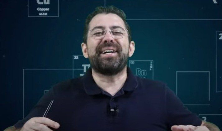 O professor Michel, de química, aposta em experimentos e dúvidas cotidianas para ensinar aos alunos os fundamentos da disciplina. Além do Instagram, ele conta com o Café com Química, seu canal no YouTube. Nele, o professor resolve questões cobradas nos principais vestibulares com muito bom humor