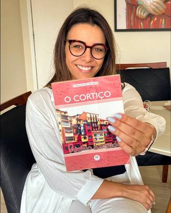 Tanay é professora de redação no site do Professor Ferreto, mas também produz conteúdo visual e em vídeo no seu perfil no Instagram. Lá, o estudante pode encontrar dicas rápidas para aprimorar o processo de escrita, além de sugestões de como montar uma rotina de estudosE TEM MAIS: Confira 7 perfis com vídeos e exercícios para aprender inglês de graça no Instagram