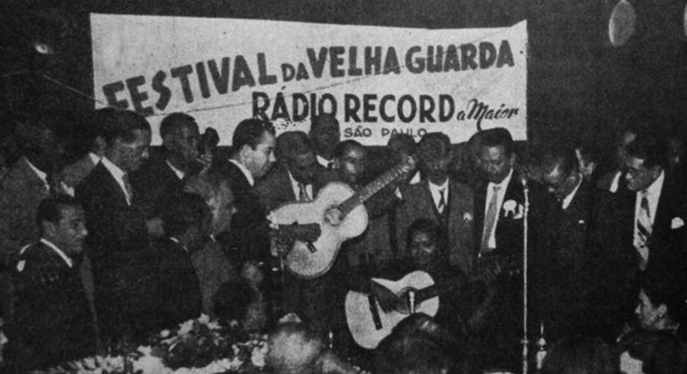 Pixinguinha: Festival da Velha GuardaPara integrar os cantores de rádio no novo veículo de comunicação, Paulo Machado de Carvalho criou, em 1954, o Pixiguinha, programa na que se originou do Festival da Velha Guarda