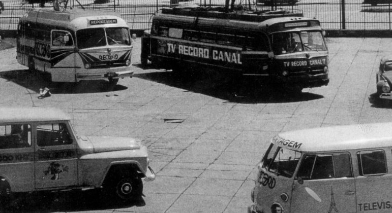 PioneirismoNa década de 1950, a emissora já se mostrava bem equipada para correr atrás da notícia, com carros e ônibus 