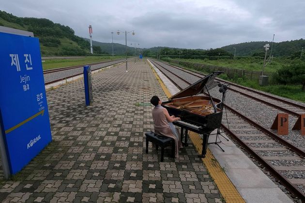 A pianista Lim Mi-jung tocando Arirang durante o
evento de abertura do Festival de Música da Zona de Vida em Paz, em
Goseung-gun, na Coreia do Sul, 24 de julho de 2022. A DMZ foi concebida para ser
uma zona-tampão temporária, dividindo uma nação em guerra. Em vez disso,
tornou-se a fronteira mais fortemente armada do mundo