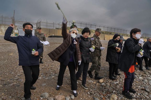 Famílias das vítimas do naufrágio do Cheonanlançam flores ao mar no dia seguinte ao 13º aniversário do incidente, na ilhaBaengnyeong, em Incheon, na Coreia do Sul, 27 de março de 2023