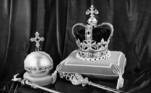 6 de fevereiro de 1952: quando estava no Quênia com Philip, em substituição ao pai, doente, durante uma viagem oficial pela Commonwealth, Elizabeth é informada sobre a morte do rei e se torna rainha com apenas 25 anos