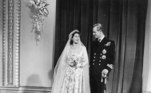 20 de novembro de 1947: Elizabeth se casa com o príncipe Philip da Grécia e Dinamarca, seu primo de terceiro grau. O príncipe Charles, herdeiro do trono, nasce em 1948, seguido por Anne, em 1950, Andrew, em 1960, e Edward, em 1964
