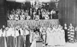 2 de junho de 1953: após o período de luto, Elizabeth é coroada rainha. A cerimônia, na abadia de Westminster, é transmitida ao vivo no rádio e na televisão