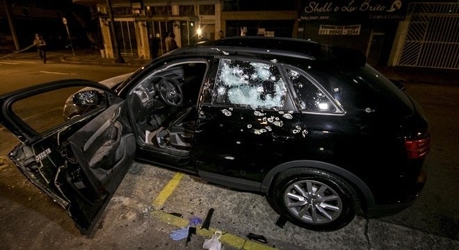Carro de luxo blindado foi atingido pelo menos 70 vezes com tiros de fuzil