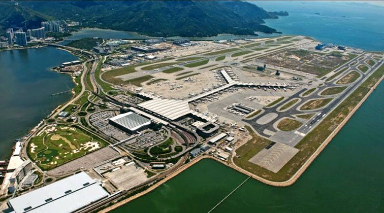 8° Aeroporto Internacional Hong Kong - Situado em Lantau, fica a 30 km do centro da cidade. Inaugurado em 1998. Recebe anualmente 72 milhões de passageiros.