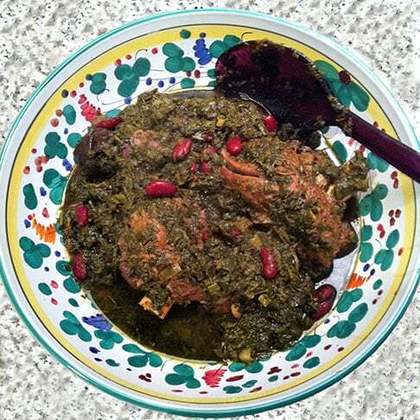 8º - Ghormeh sabzi -> Um ensopado de ervas originário do Irã e que é classificado como o prato nacional. Há diversas formas de preparar este alimento, mas o componente primordial é uma combinação de ervas, temperadas com salsa picada, coentro e cebolinha 