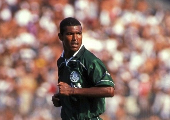 8 - Júnior Baiano vestiu a camisa palmeirense de 1998 a 1999 e somou 16 bolas na rede