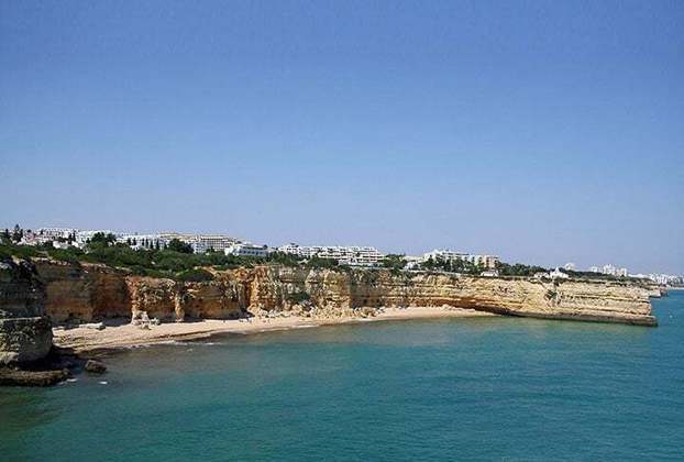 8ª – Novamente em Portugal, na região de Algarve, a ‘Praia Nova’ está perto do ‘Capela Senhora da Rocha’ e é um dos locais mais representativos de Algarve. Fica muito próxima de outra belíssima praia da ‘Cova Redonda’. 