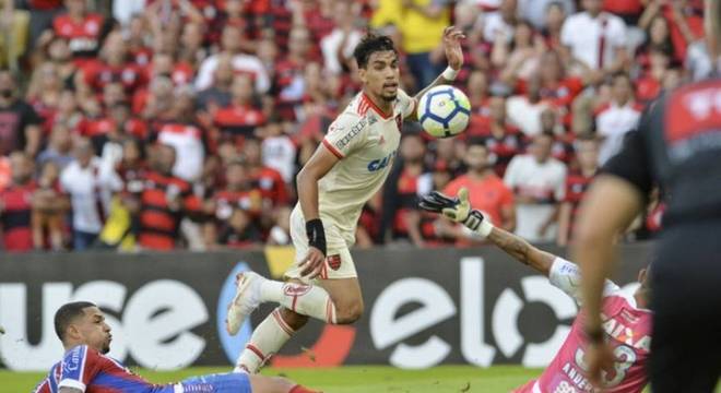 8ª RODADA - Flamengo (17 pontos) - No Maracanã, o Fla fez 2 a 0 no Bahia e assegurou mais uma rodada na liderança, seguido de perto pelo São Paulo, com um ponto a menos