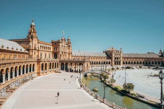8) Sevilha (Espanha), 62 pontos: O icônico Alcázar, a Giralda e a atmosfera festiva durante a Feria de Abril contribuem para a riqueza cultural desta cidade histórica, tornando-a um destino cativante na Andaluzia.