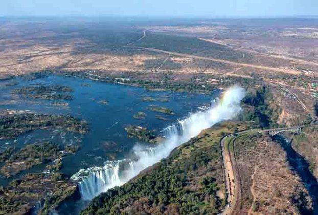 8º - Victoria Falls National Park (Zimbabwe) - 5.40 - Fica no noroeste do país, protege a margem sul e leste do Rio Zambeze, na área das mundialmente famosas Cataratas Vitória. Estende-se ao longo do rio desde o maior Parque Nacional, cerca de 6 km acima das cataratas, até cerca de 12 km abaixo.