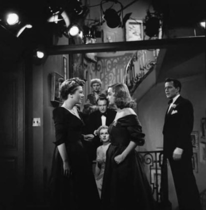 #9. “A Malvada” (1950): Esse filme conta a história de uma jovem que se infiltra na vida de uma atriz consagrada, com o intuito de usá-la para conseguir sucesso.