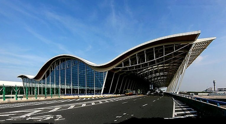 9° Aeroporto Internacional de Shanghai Pudong – China - Localizado a 30 km a leste de Shanghai, é o mesmo aeroporto que aparece como 8º colocado no ranking de tamanho. Recebe 70 milhões de passageiros por ano.