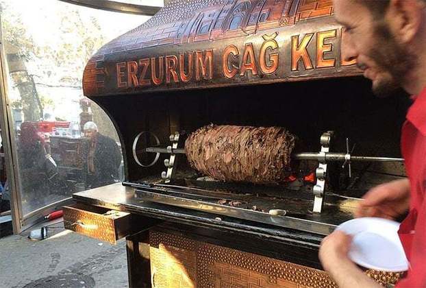9º - Cağ kebabı -> Uma alternativa ao kebab tradicional e de origem turca da cidade de Erzurum. O prato baseia-se em carne de cordeiro temperada e que ficou de molho por 12 horas em uma mistura de cebola, sal e pimenta. Depois é colocado em um espeto e vai cozinhar no fogo a lenha 
