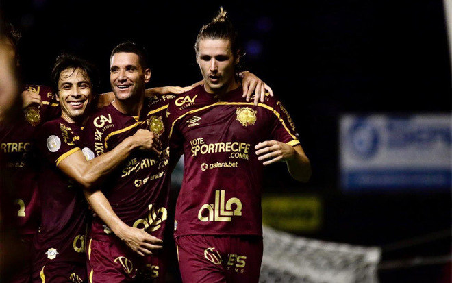 16&ordm; colocado &ndash; Sport (25 pontos) &ndash; 23 jogos / 0,002% de chances de t&iacute;tulo; 1.2% para vaga na Libertadores (G6); 34,4% de chance de rebaixamento