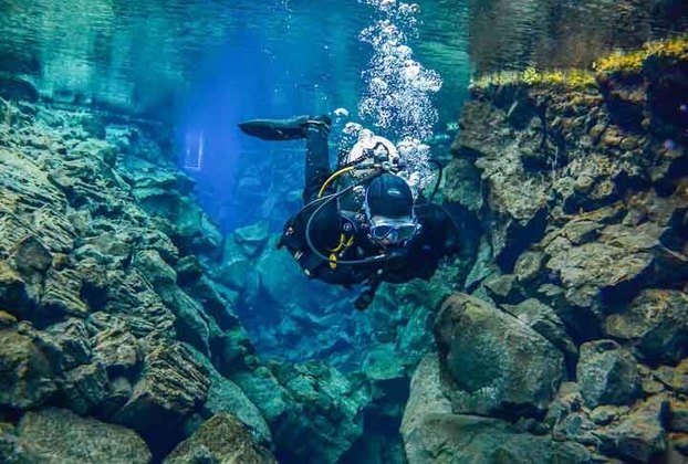 9º) Mergulho entre placas tectônicas, Islândia - O mergulho é em Silfra, fenda localizada entre duas grandes placas da Terra, a Eurásia e a América do Norte. O aventureiro vai acompanhado de um guia e recebe equipamento especial.